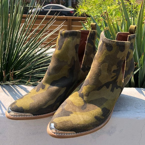 Jeffrey Campbell Shoes - EUC Jeffrey Campbell Cromwell camo booties